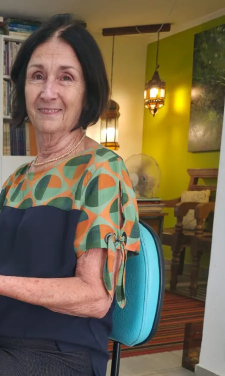 Fátima, aluna do ateliê, segurando um desenho